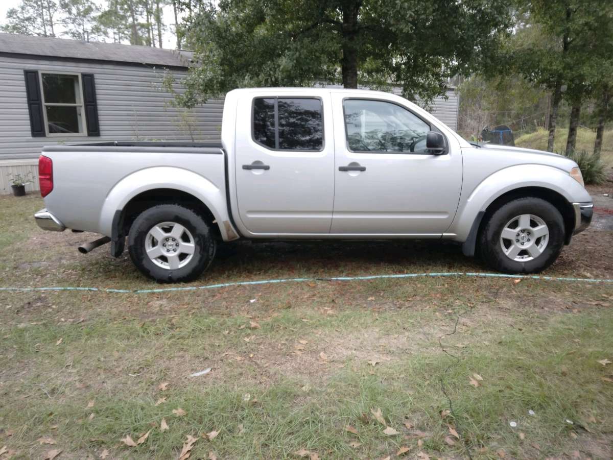 2005 Nissan 4 door crew cab pick up truck V6