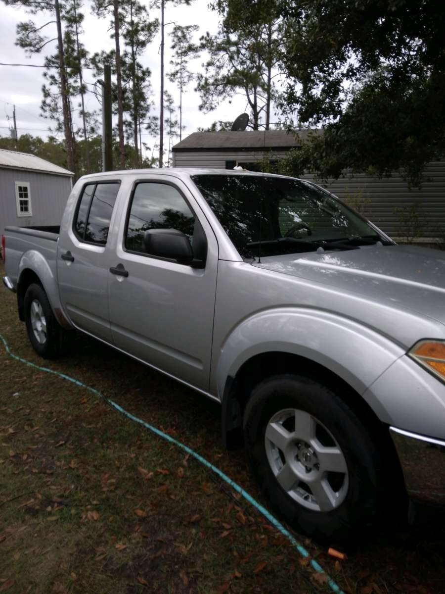 2005 Nissan 4 door crew cab pick up truck V6