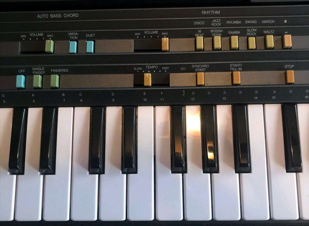 1984 YAMAHA PortaSound PCS 500 Digital Keyboard