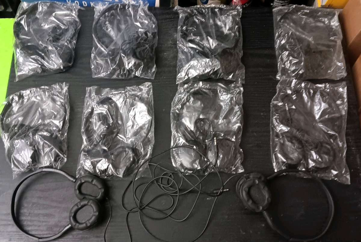 THIN WIRED AUDIO ADJUSTABLE HEADPHONES