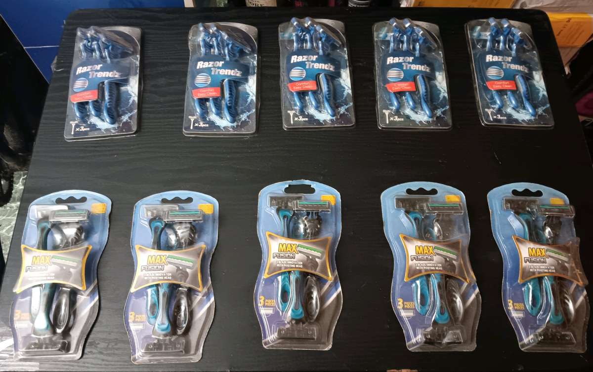 3 IN A PACK SHAVING RAZORS