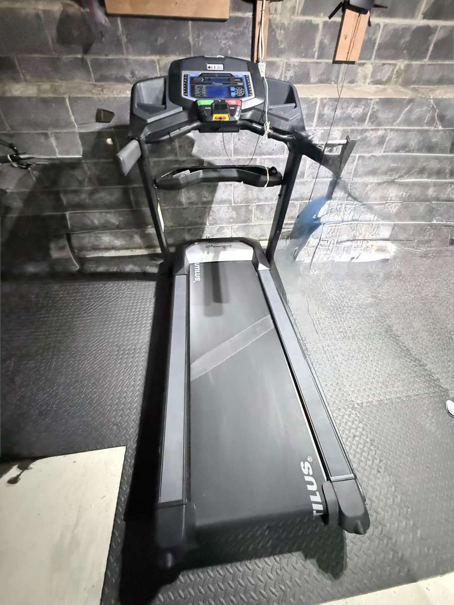 utilus T616 Folding Treadmill  Excellent Condition Barely Us