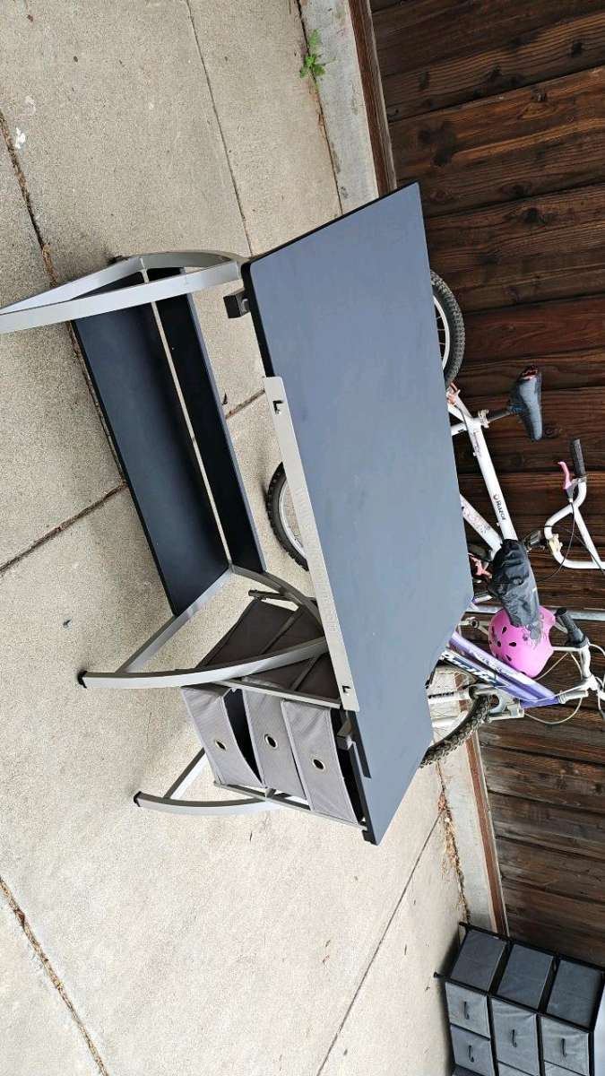 Adjustable artists desk