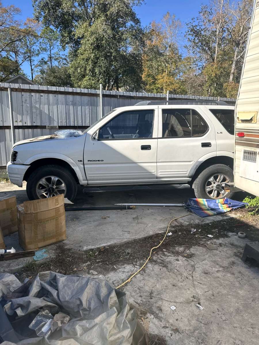 White Isuzu Rodeo
