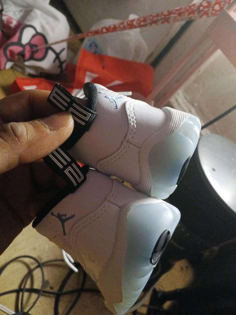 jordan legend blues 11s