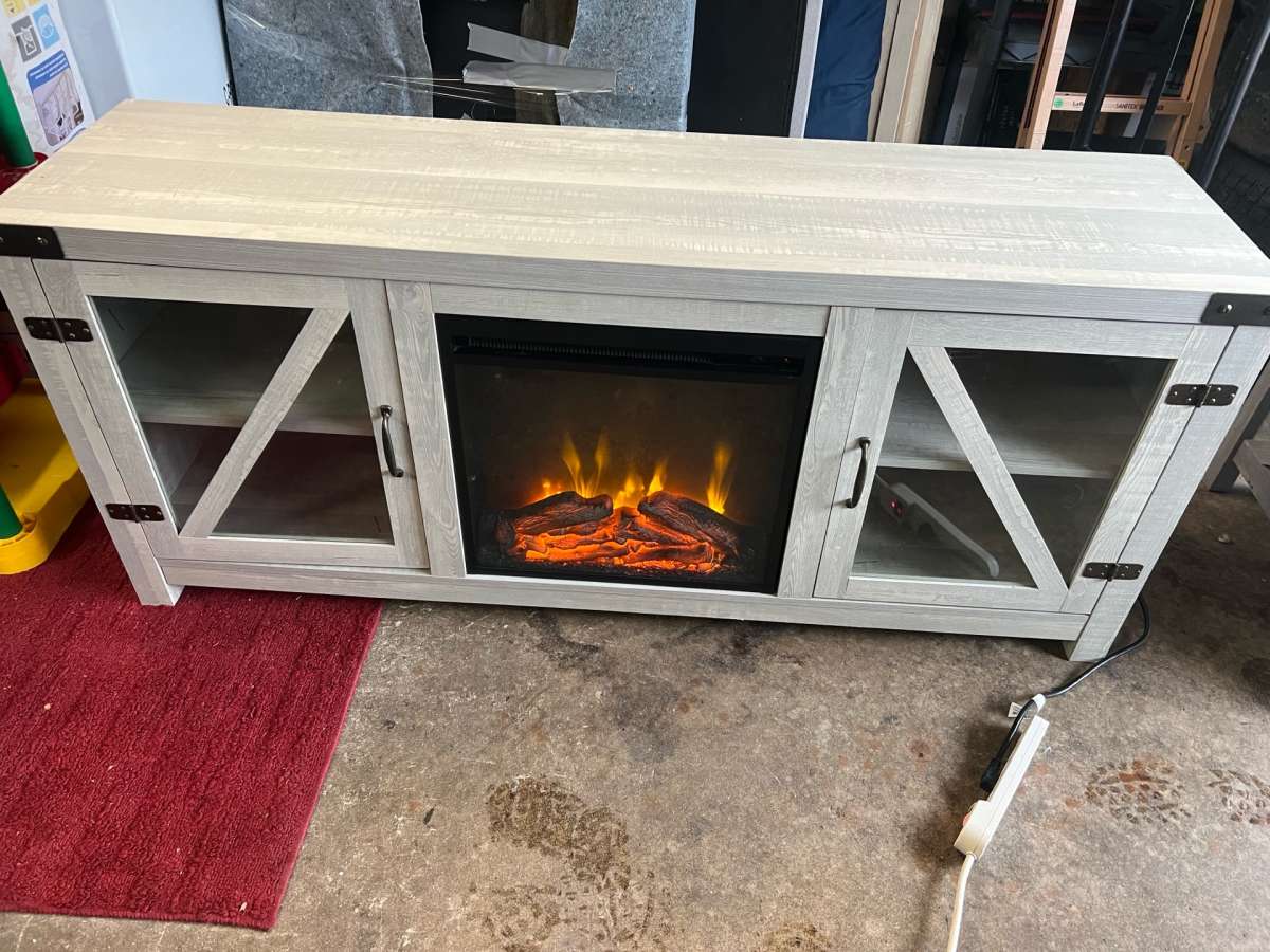 mueble para TV y chimenea en buen estado