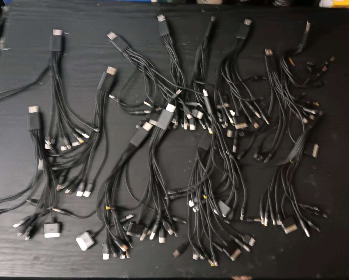 MULTIPLE CHARGING CABLES