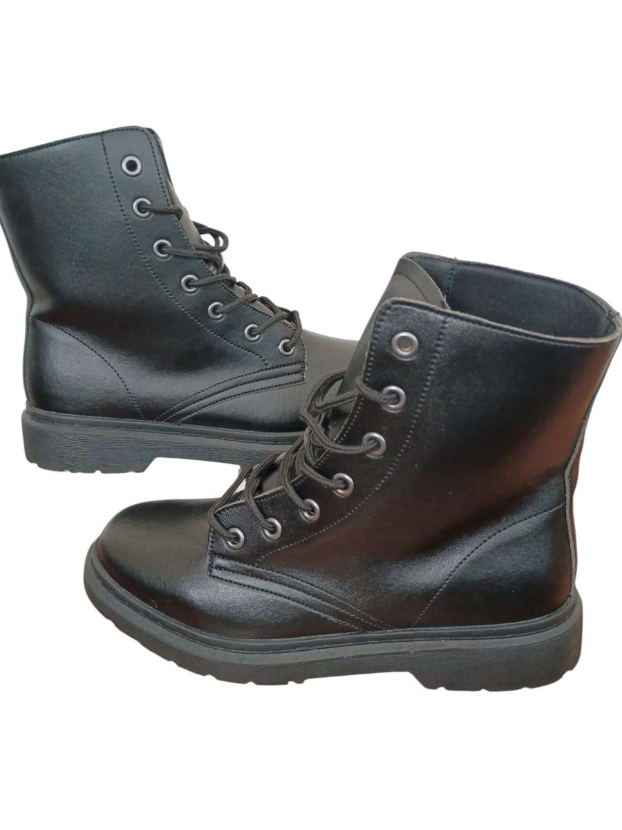 Rogue  Wolf Black Combat Boots  Womens US 8 EU 41  NWOB  Veg