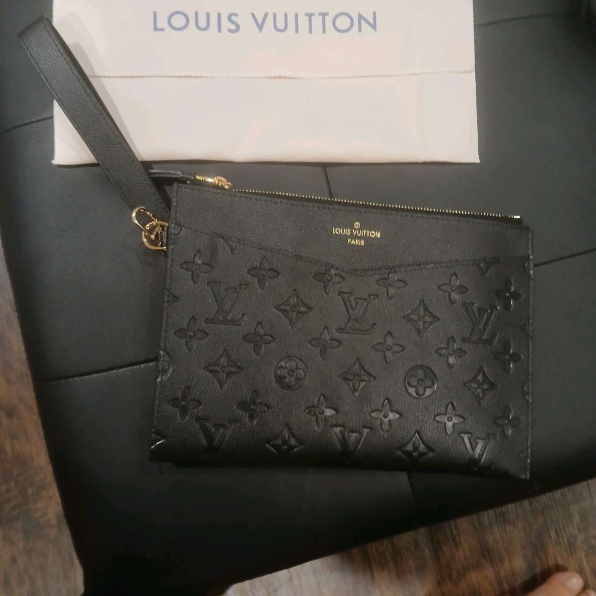 Louis Vuitton Melanie MM Pochette