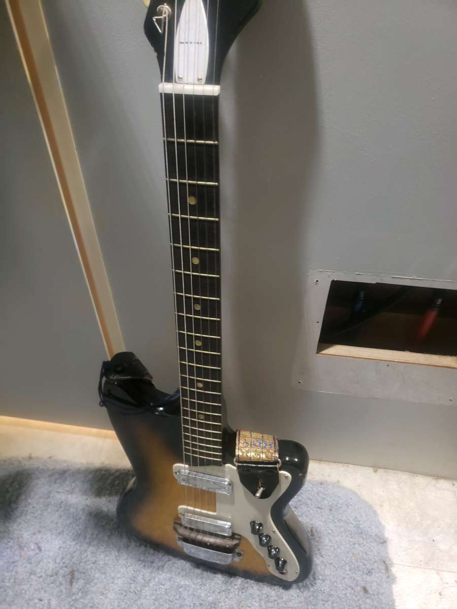 Silvertone Bobcat Guitar with Case by Holiday and Harmon