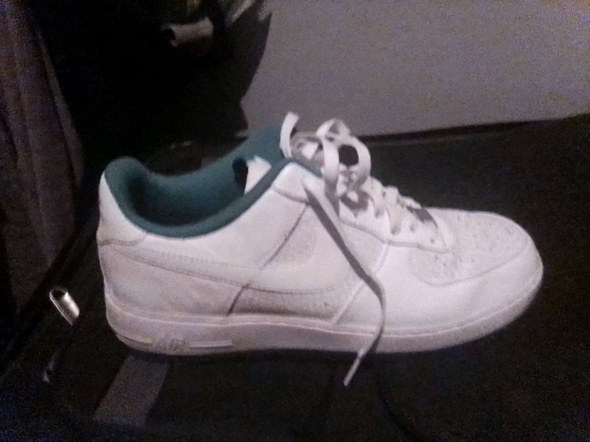 mens Nike tennis shoes size 11