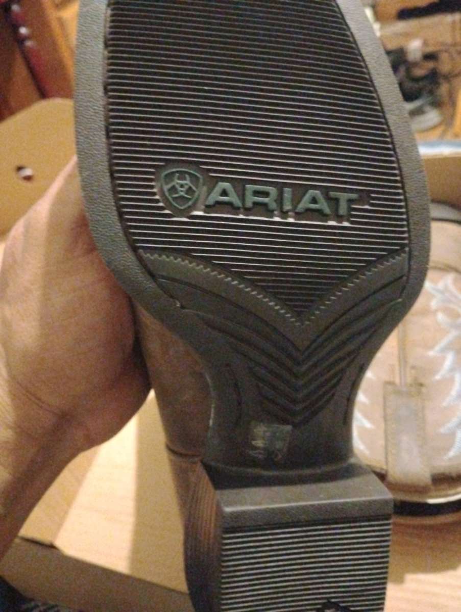 Ariat sport outfitter size 8 EE wide cowboy boots