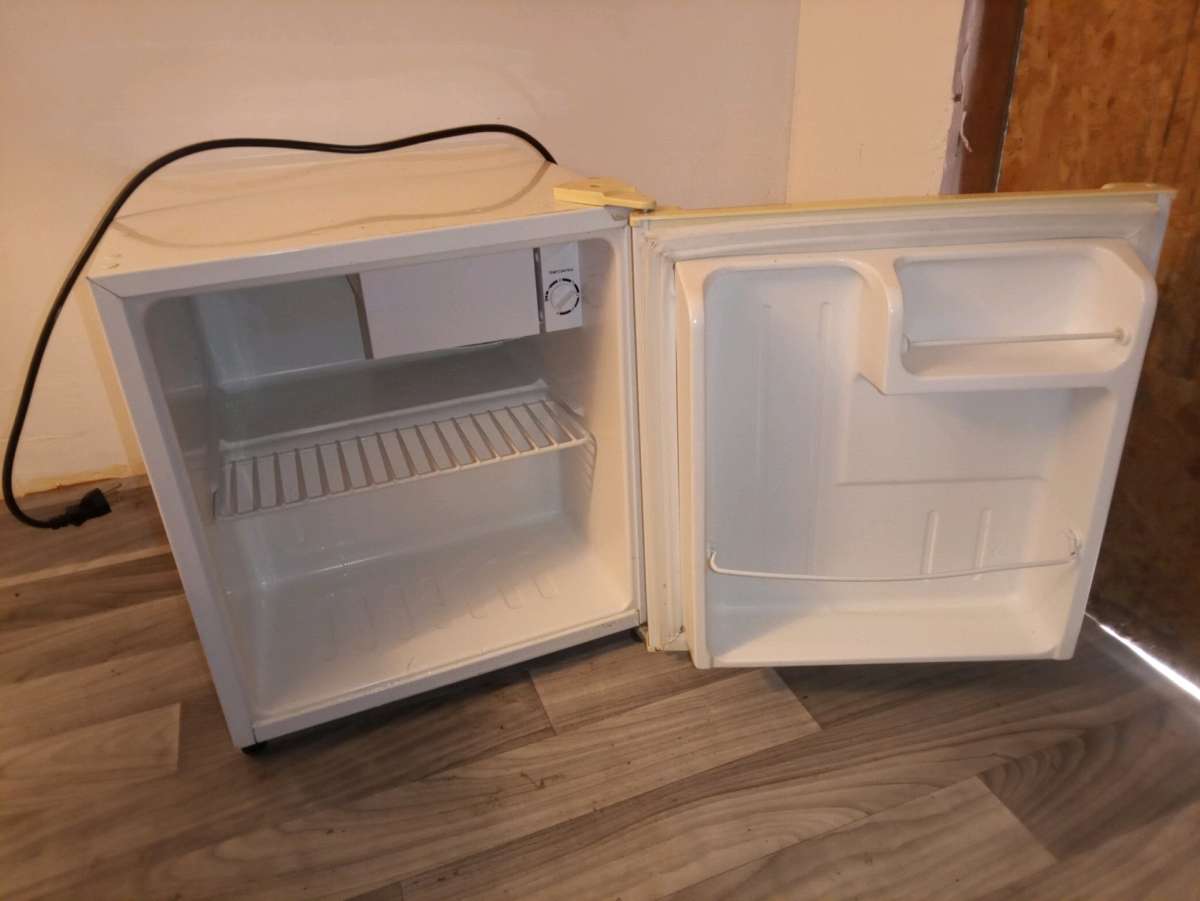175 in 16 cu ft Mini Refrigerator in White ENERGY STAR