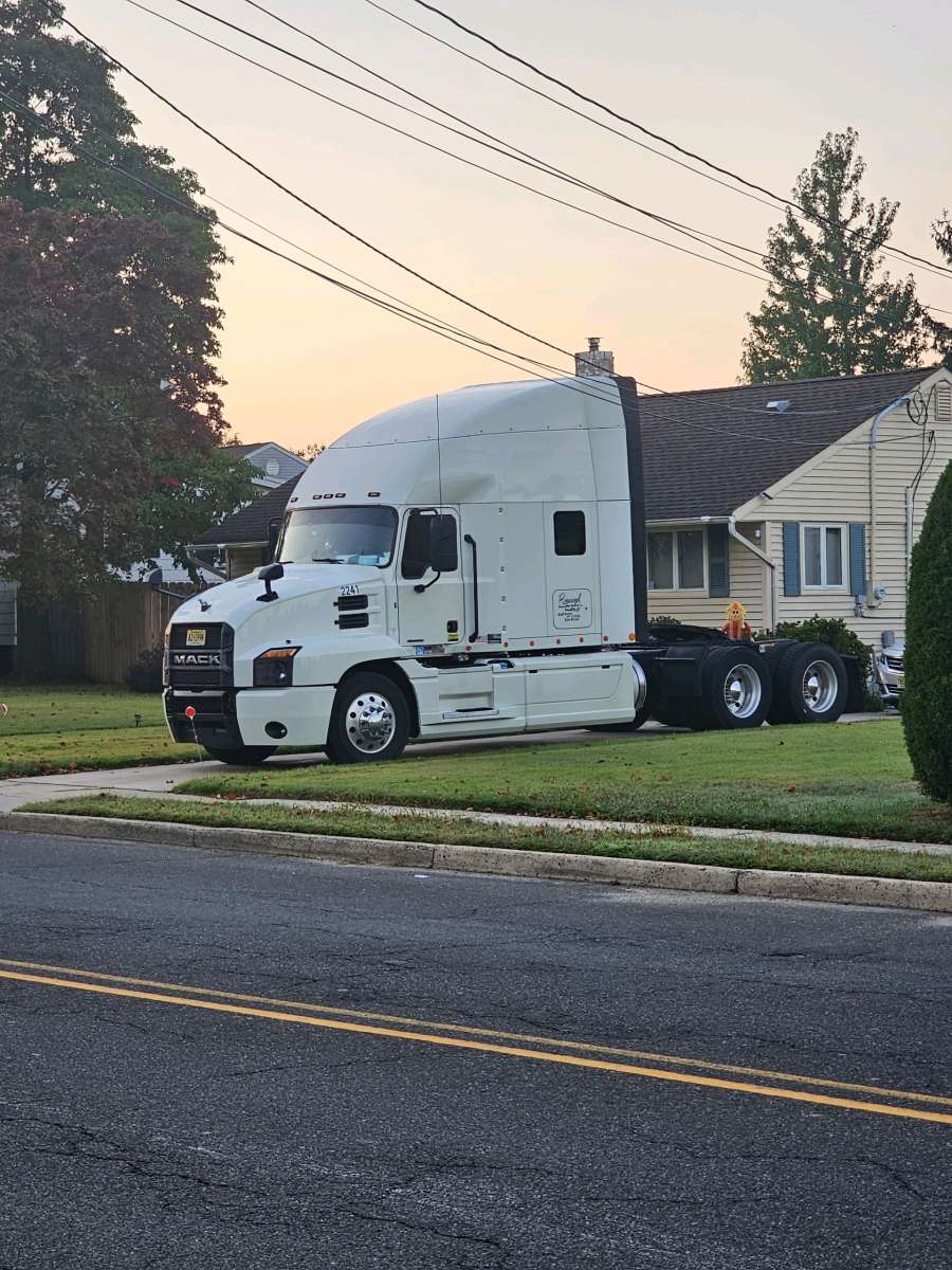 Mack Anthem 2020 white