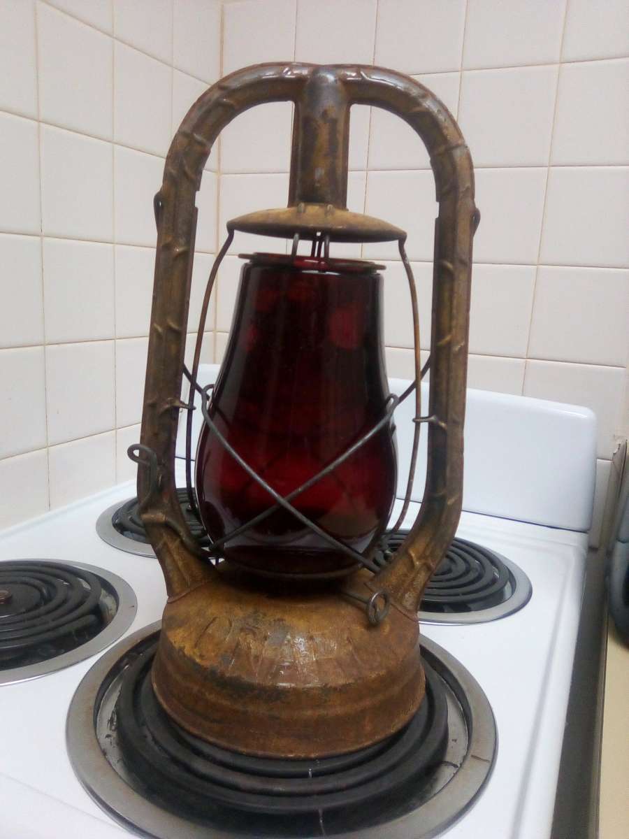 1885 monarch 15in yellow with red globe oil lamp