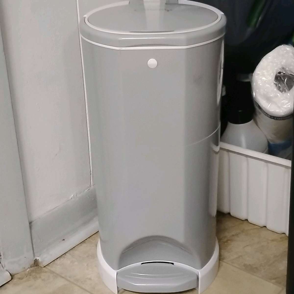litter champ and 2 boxes of replacement bags