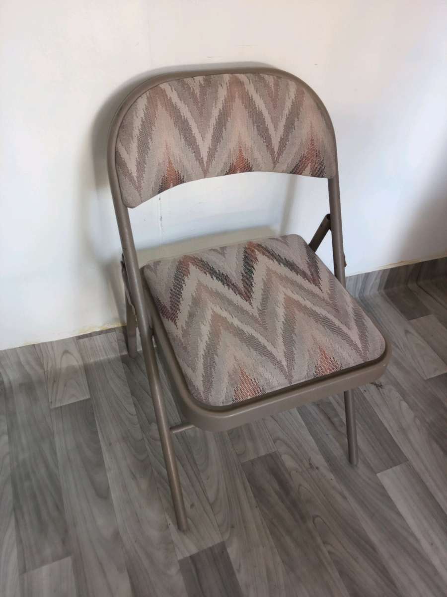 3 FEET TALL FOLDABLE PORTABLE TABLE  PORTABLE FOLDABLE CHAIR