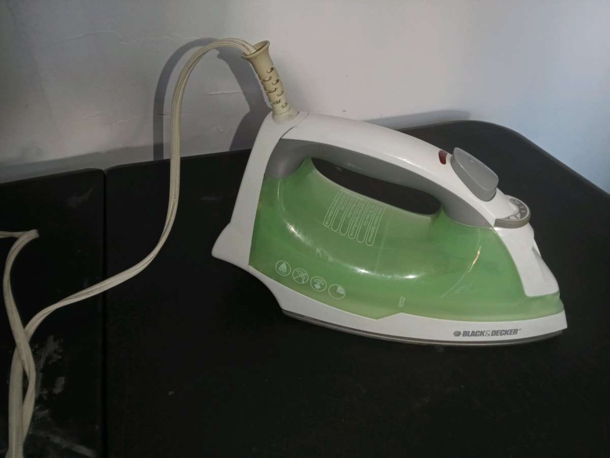 BLACK n DECKER Easy Steam Compact Iron