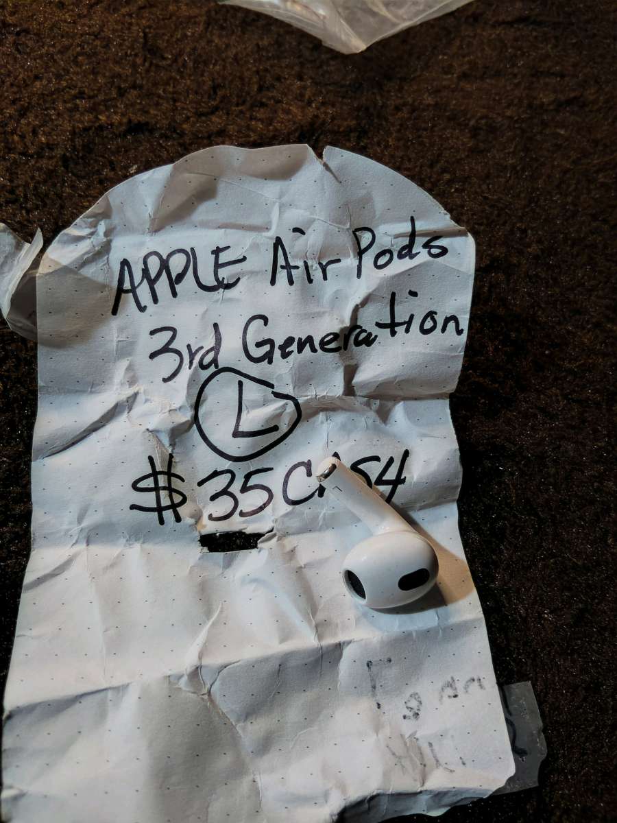 apple watch magnet charger N apple airpods3 left side