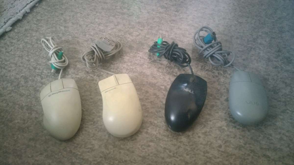 MOVING SALE SELLING 4 COMPUTER MOUSES VENDO 4 RATONES PA COM
