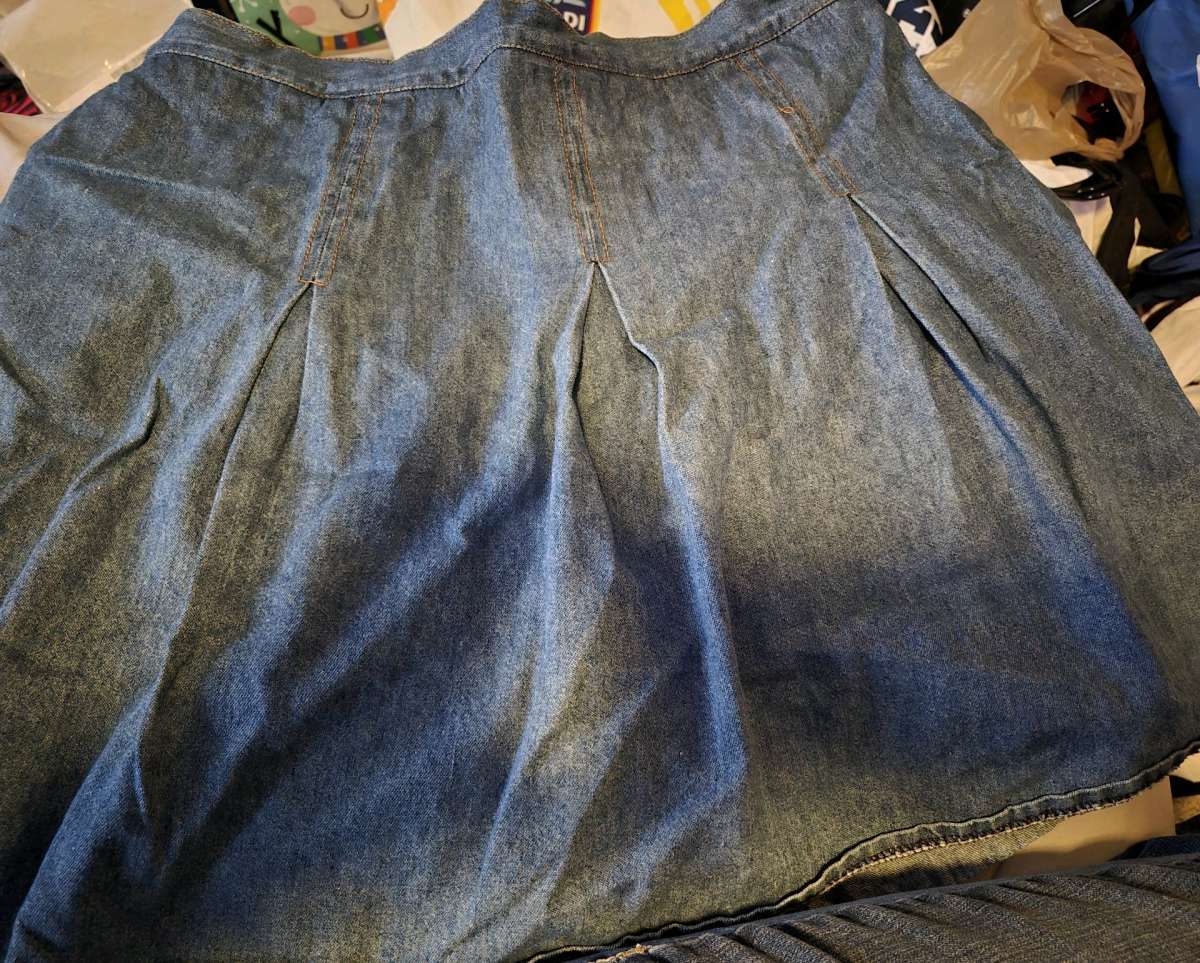 LIKE NEW Diana Marco Jean skort size 14