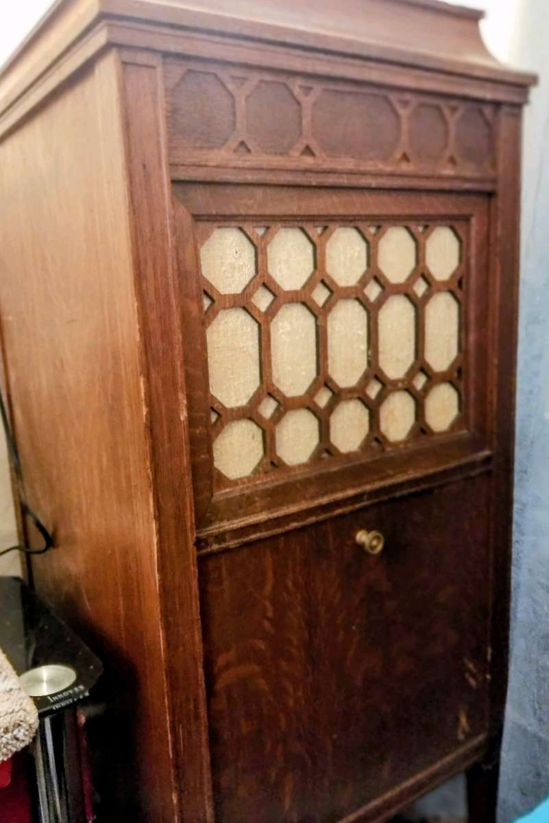 a1916Thomas Edison disc phonograph with 35 records that come
