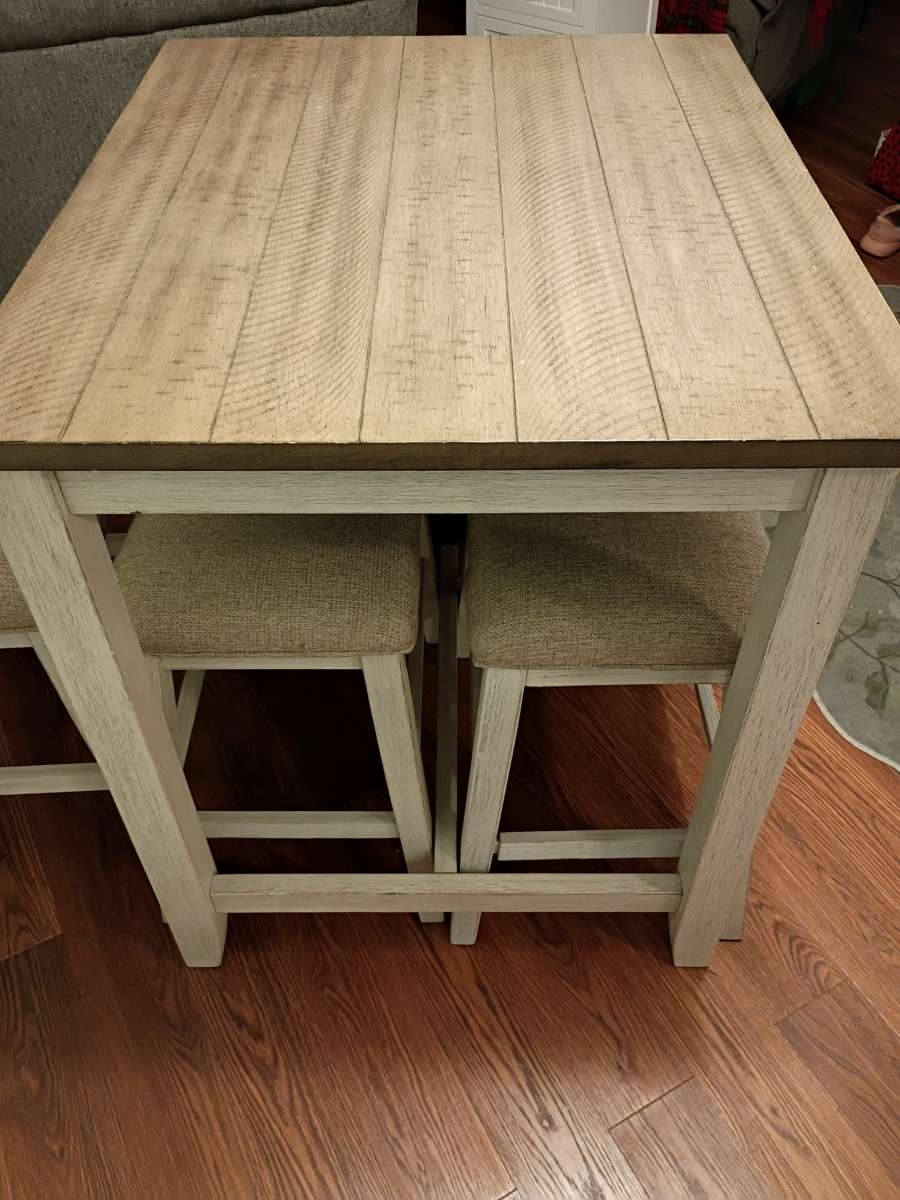 Counter Height Dining Table and 4 Barstools