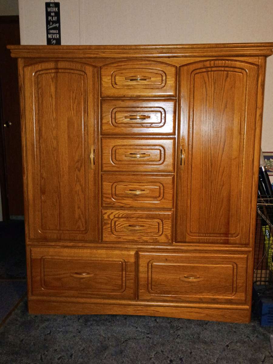 Bachelor chest made of oak