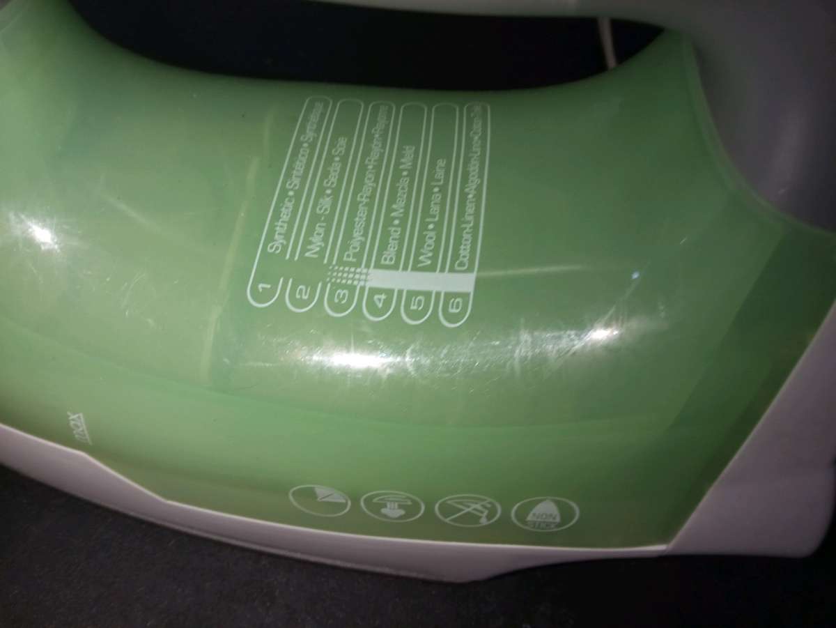 BLACK n DECKER Easy Steam Compact Iron