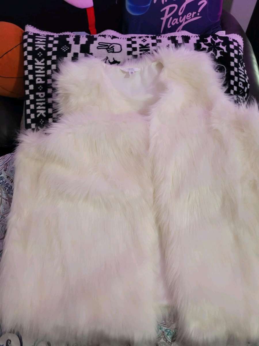 White Faux fur vest size 3x