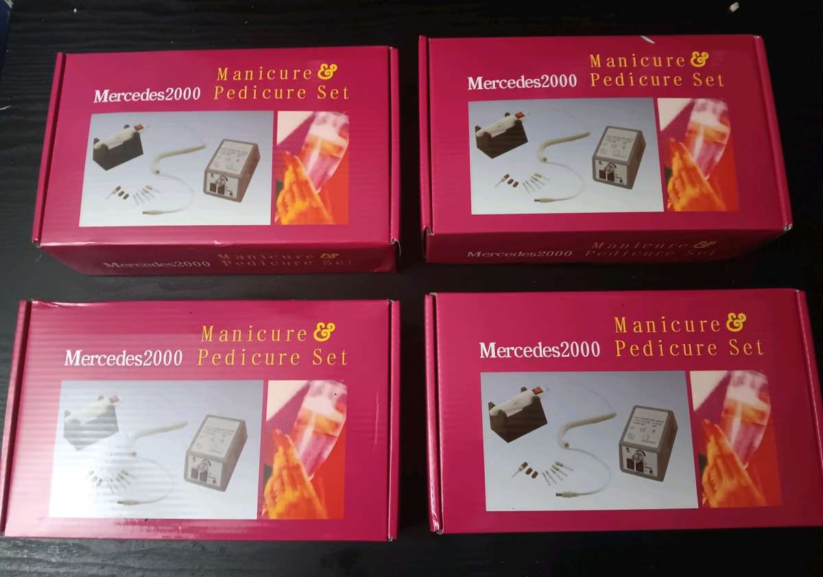 MERCEDES 200O MANICURE PEDICURE SET