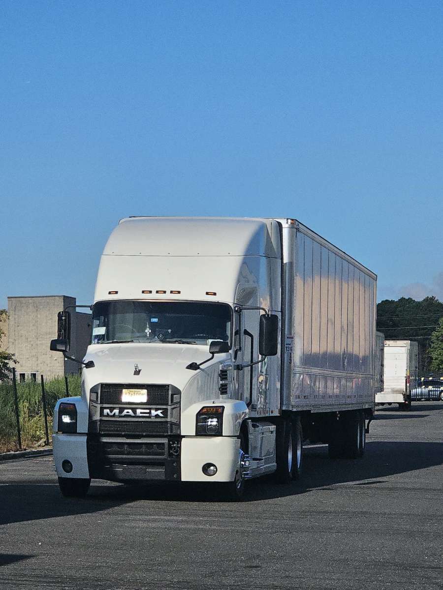 Mack Anthem 2020 white