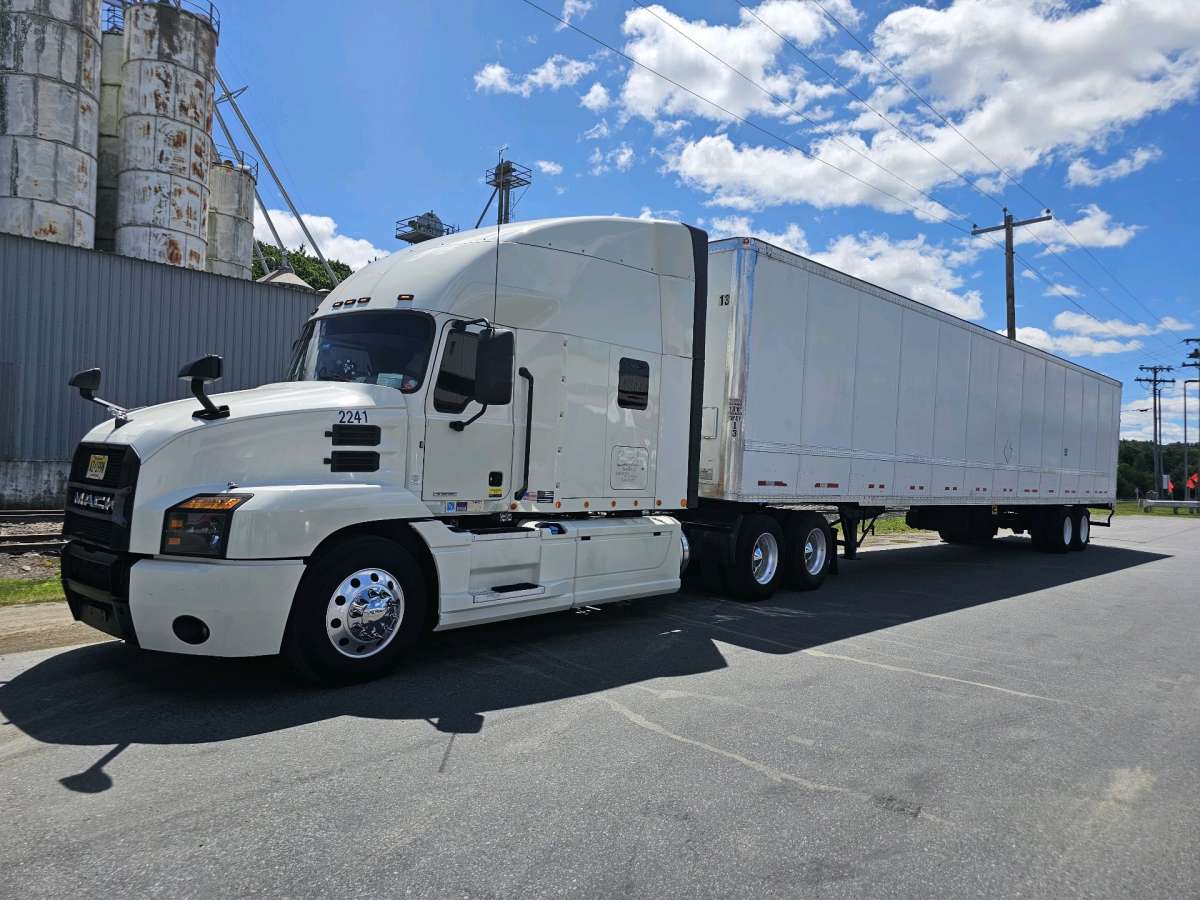 Mack Anthem 2020 white