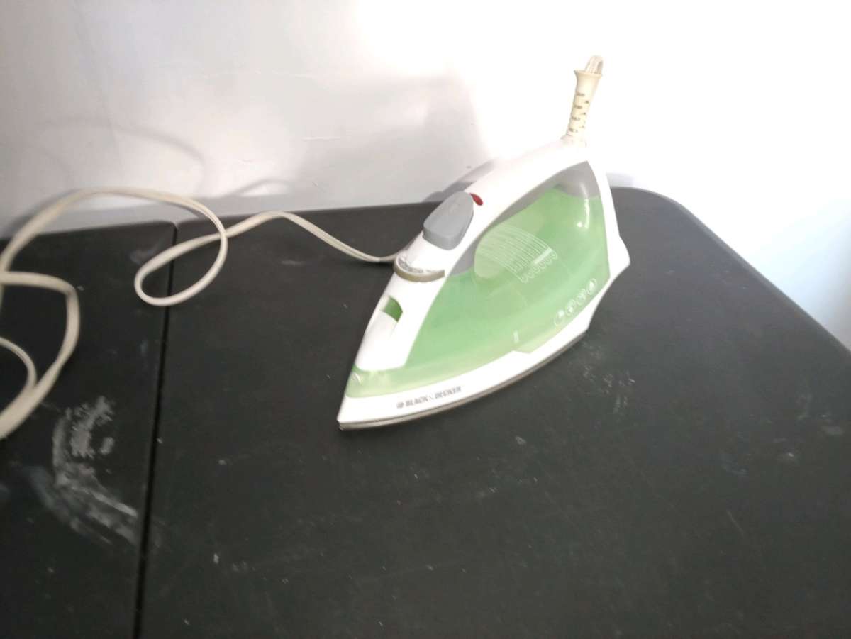 BLACK n DECKER Easy Steam Compact Iron