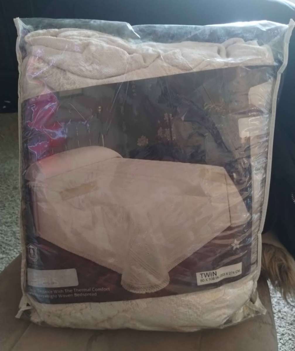 Twin size classic Elegance bed spread