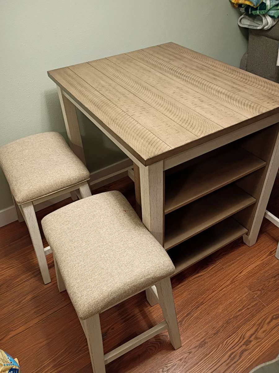 Counter Height Dining Table and 4 Barstools