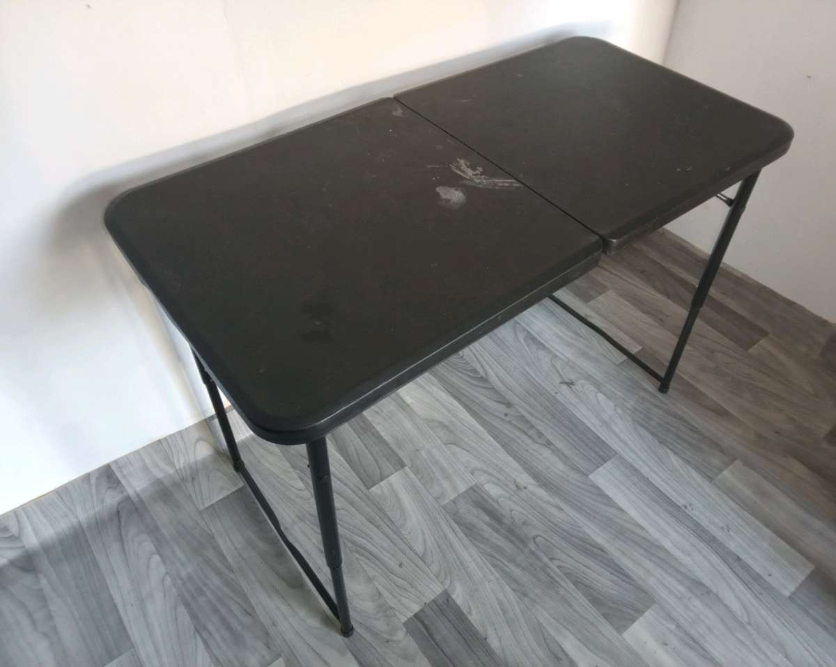 3 FEET TALL FOLDABLE PORTABLE TABLE  PORTABLE FOLDABLE CHAIR