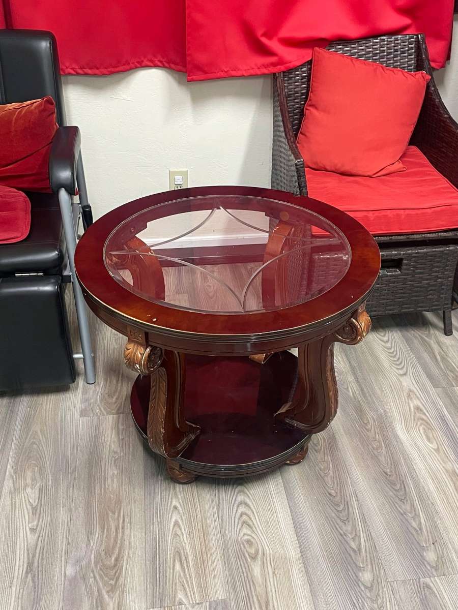 ROUND COUNTERTOP TABLE