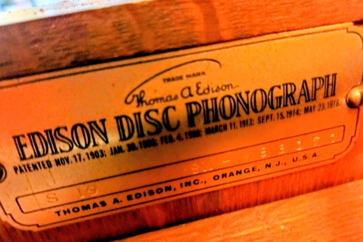 a1916Thomas Edison disc phonograph with 35 records that come
