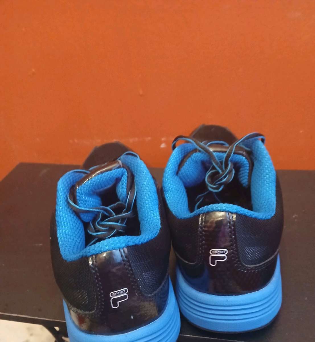 Fila black and blue tennis shoes size 7 men