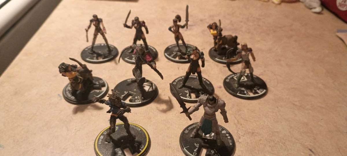 Lot of 18 HeroClix Game pieces