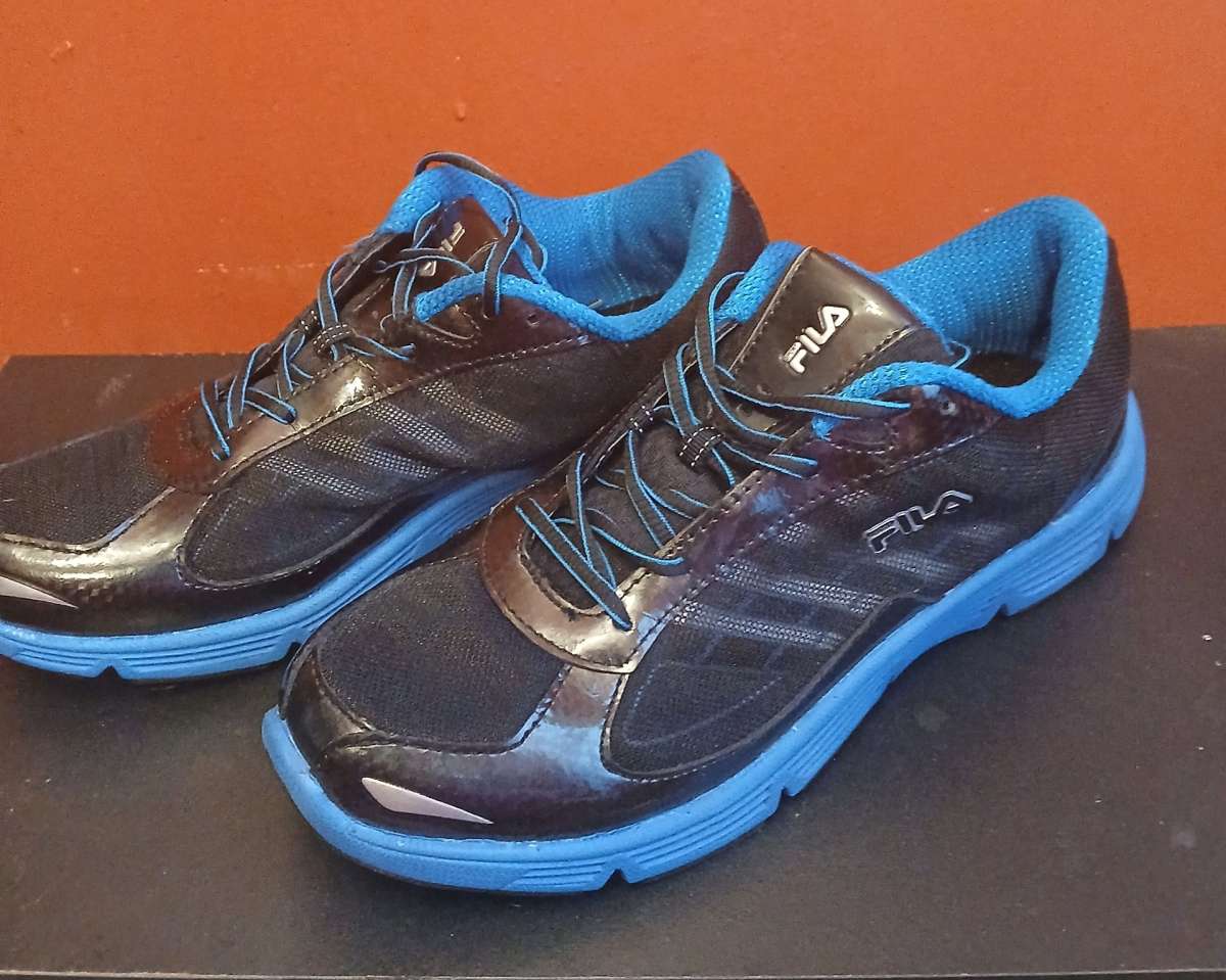 Fila black and blue tennis shoes size 7 men