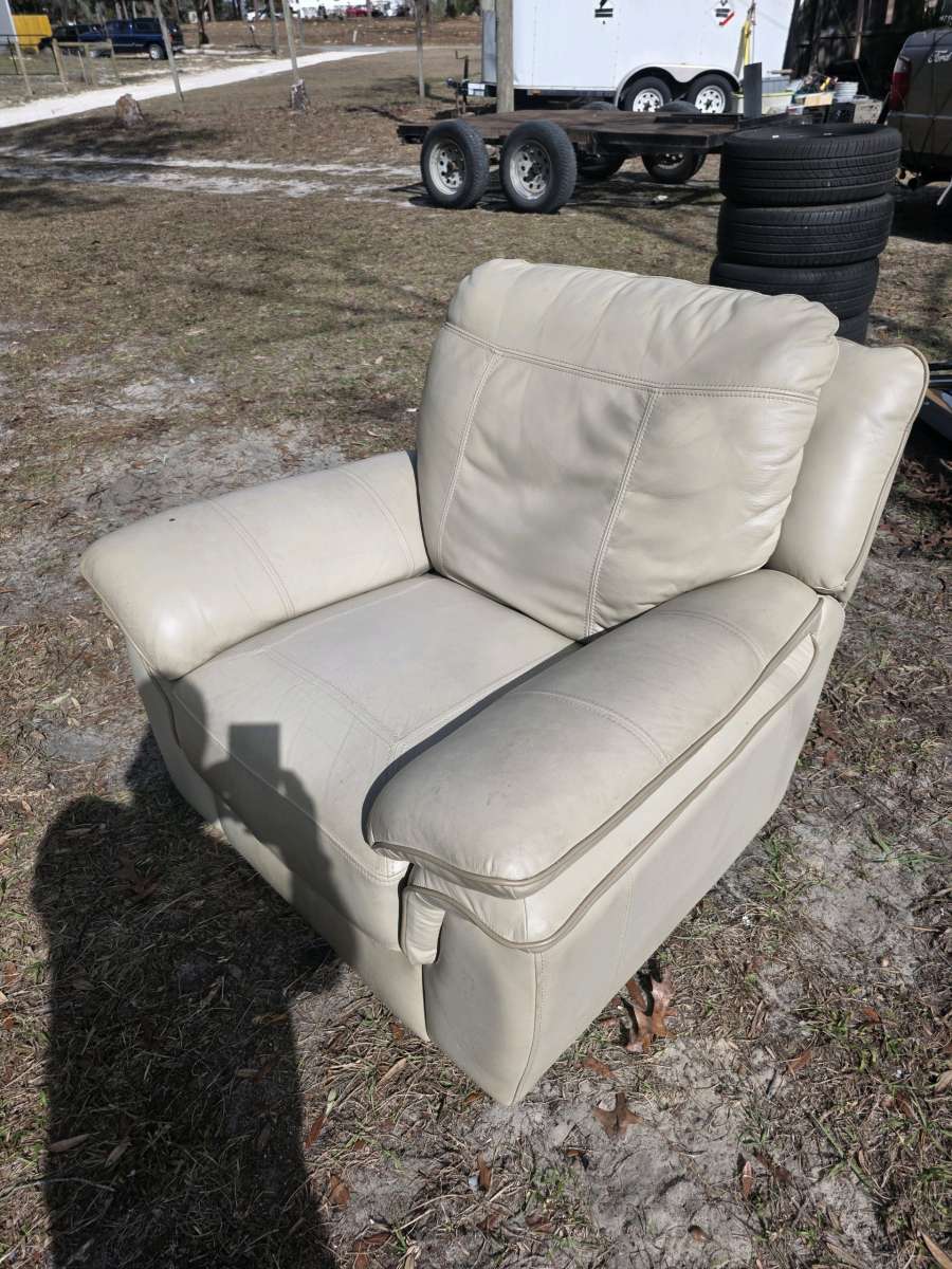 Cindy Crawford leather lounge chair