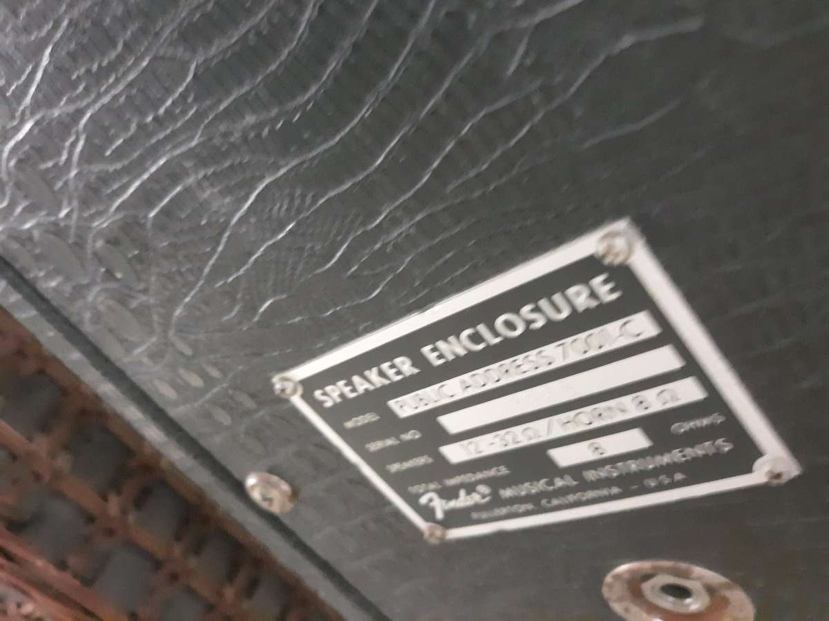 2 talk fender amps 4 x 10  32 oma 1200 wath 2 of there