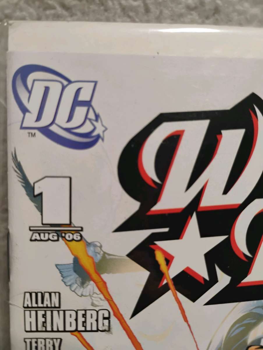 Wonder Woman issue 1 Aug 06 variant cover