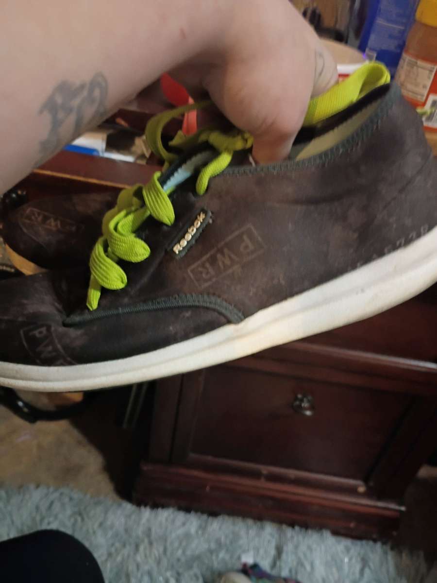 womans Reebok tennis shoes