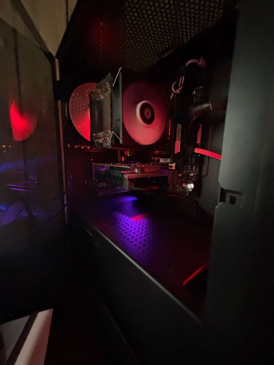 gaming pc and monitor