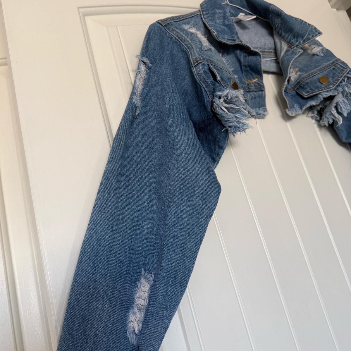 Ultra Cropped Distressed Denim Jacket  Raw Hem Light Wash  B