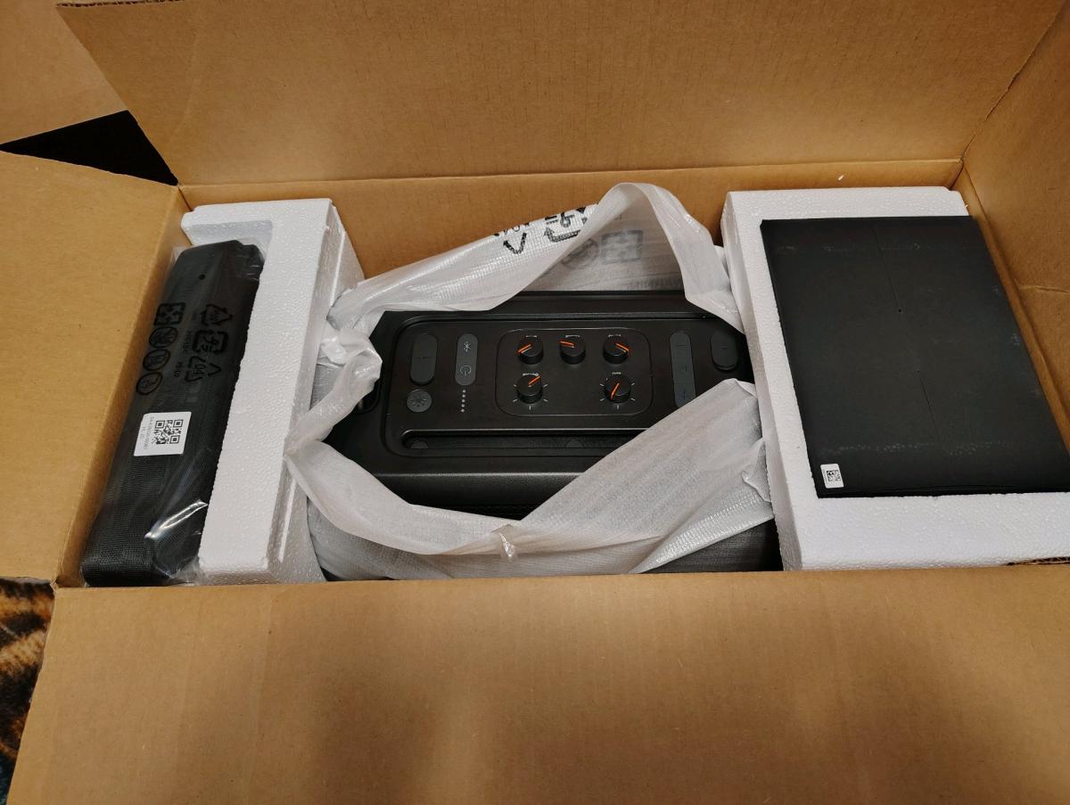 JBL partybox speaker with microphone new