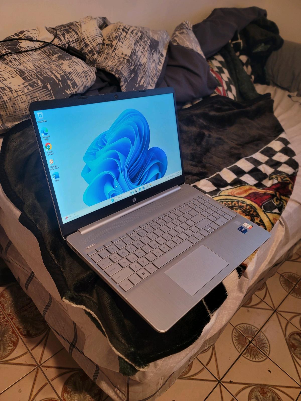 Laptop Core i7 Windows11 V25H2 Microsoft365
